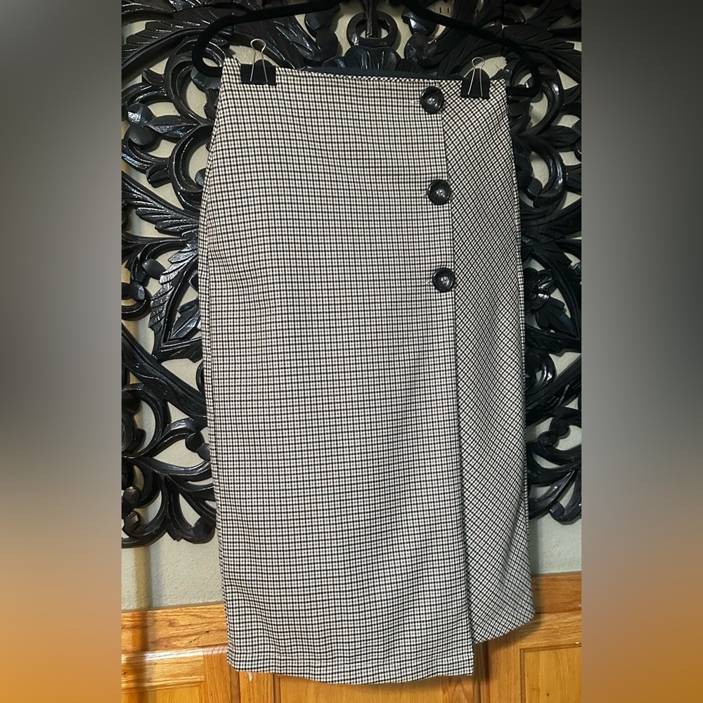 NWT Wrap around skirt. Mid length  SIZE SML